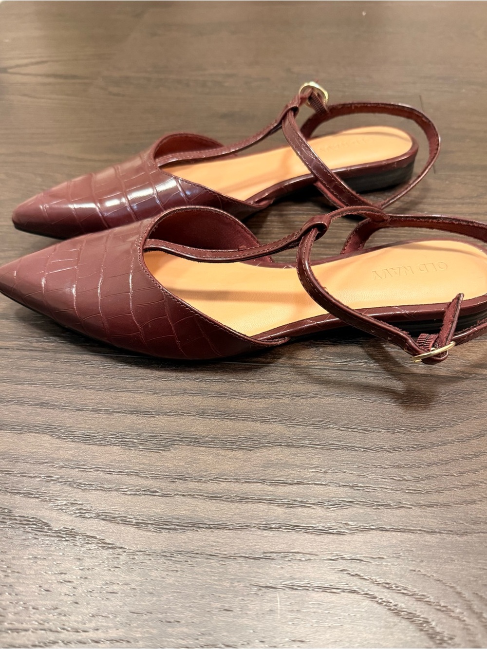 ON Women’s Burgundy T-Strap Croc-Embossed Flat - Picture 3 of 5
